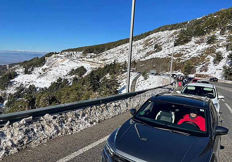 Segundo día de cortes en la carretera de Sierra Nevada: «Teníamos reserva en el parking y no podemos entrar»